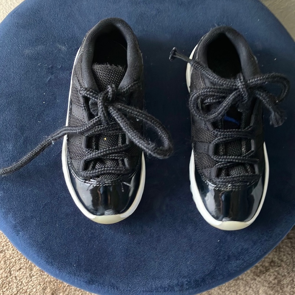 Classic Black Low-Top Sneakers with White Soles air Jordans